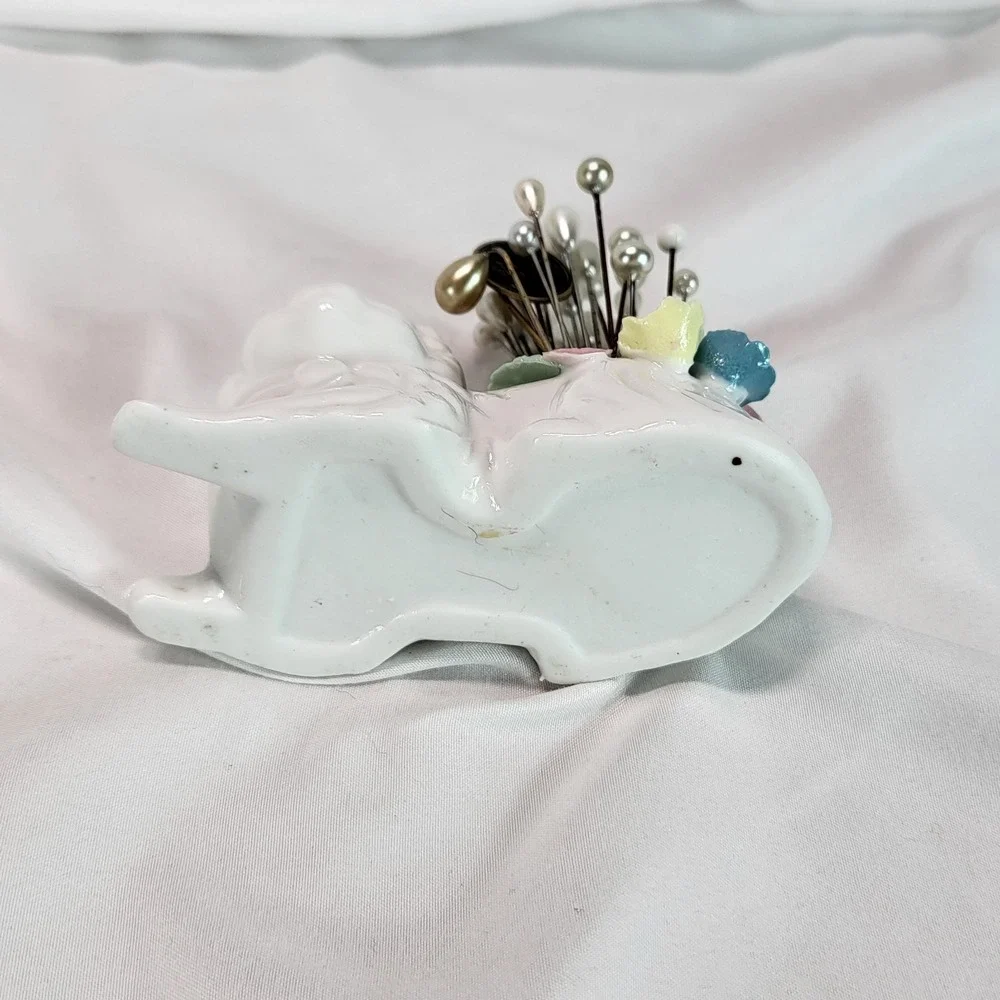 White Persian Kitty Cat w Flowers Porcelain Pin Cushion Pearl Tip Straight Pins